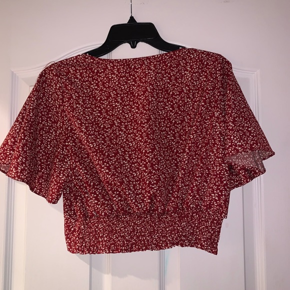 SHEIN Allover Plants Flutter Sleeve Tight Hem Crop Top - Picture 2 of 3